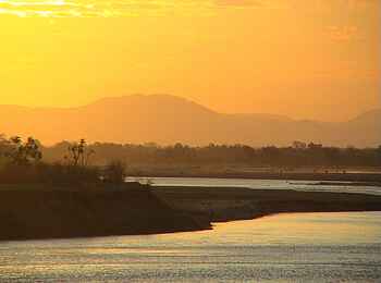 Island Bush Camp: Sonnenuntergang über dem Fluss Island Bush Camp: Sonnenuntergang über dem Fluss