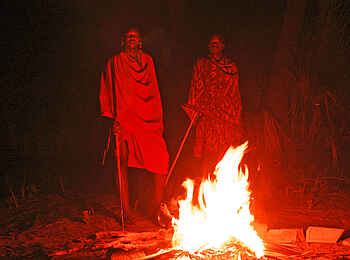 Lake Manze Camp: Massai am Lagerfeuer Lake Manze Camp: Massai am Lagerfeuer