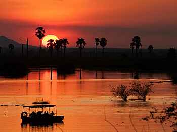 Lake Manze Camp: Sonnenuntergang auf dem See Lake Manze Camp: Sonnenuntergang auf dem See