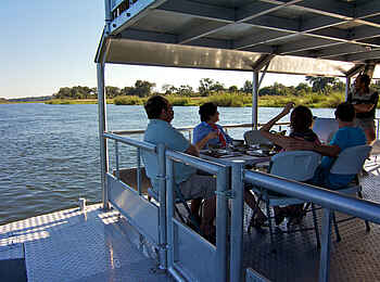 Ndhovu Safari Lodge: Deck auf dem Hausboot Ndhovu Safari Lodge: Deck auf dem Hausboot