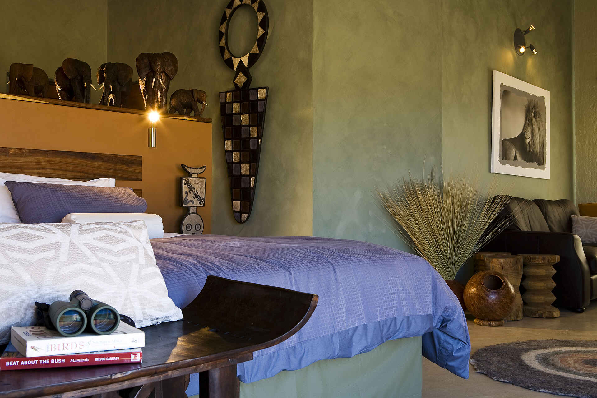 Africat, Africat Foundation, Afrika, Afrikarma, Afrikarma.de, Auswilderung, Conservation, Funktracking, Hanssen, Hanssen Family, Namibia, Okonjima, Okonjima Naturreservat, Okonjima Reservat, Omboroko Mountains, Omboroko-Berge, Pirschfahrt, Raubkatzen, Raubtiere, Reise, Reiseveranstalter, Safari, Tierschutz, Tracking, Urlaub, Waterberg Plateau, Waterberg-Plateau, Bett, Einrichtung, Gäste, Gästegebäude, Honeymoon Suite, Suite