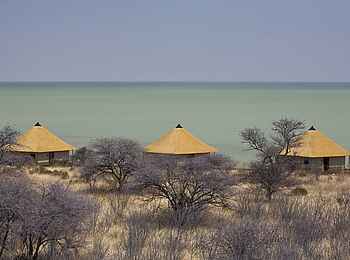 Onkoshi Camp: Gästechalets am Rande der Pfanne