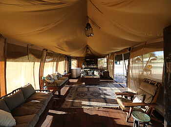 Ronjo Camp: Sofas im Loungezelt