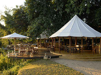 Sausage Tree Camp: Speisezelt und Flussdeck