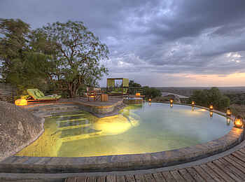 Serengeti Bushtops: Abend am Swimmingpool