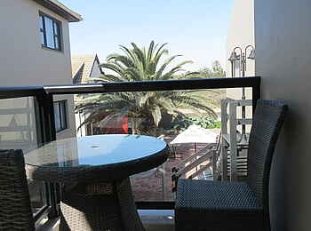 Swakopmund Sands Hotel: Bistrotisch auf einer Terrasse Swakopmund Sands Hotel: Bistrotisch auf einer Terrasse