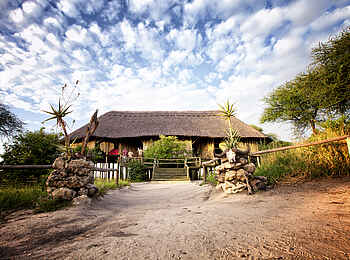 Tarangire River Camp: Frontalansicht der Hauptlodge Tarangire River Camp: Frontalansicht der Hauptlodge