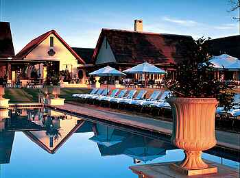 The Royal Livingstone: Pool und Hauptgebäude The Royal Livingstone: Pool und Hauptgebäude