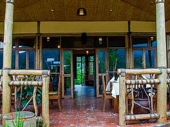 Ichumbi Gorilla Lodge: Zugang zur zentralen Terrasse