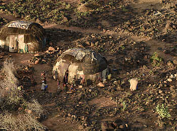 Koros Camp: Dorfbewohner aus der Luft