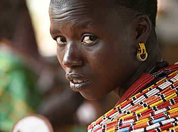 Koros Camp: Farbenfroher Halsschmuck