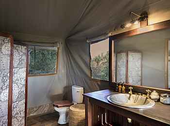 Linyanti Bush Camp: Waschtisch und WC Linyanti Bush Camp: Waschtisch und WC