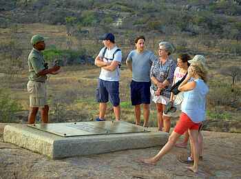 Matobo Hills Lodge: Touristen am Starr-Jameson-Grab Matobo Hills Lodge: Touristen am Starr-Jameson-Grab