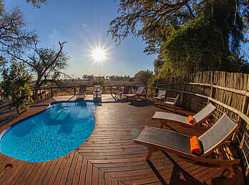 Mma Dinare Camp: Swimming Pool und Liegestühle Mma Dinare Camp: Swimming Pool und Liegestühle