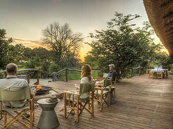 Nokanyana Camp: Terrasse mit Feuerstelle