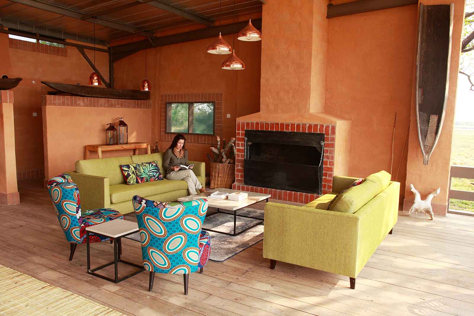 Shoebill Island Camp: Sitzgruppe und Kamin Shoebill Island Camp: Sitzgruppe und Kamin