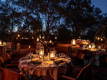 Singita Ebony Lodge: Dinner bei Nacht Singita Ebony Lodge: Dinner bei Nacht
