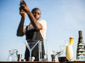 Volcanoes Kyambura Gorge Lodge: Barman Volcanoes Kyambura Gorge Lodge: Barman
