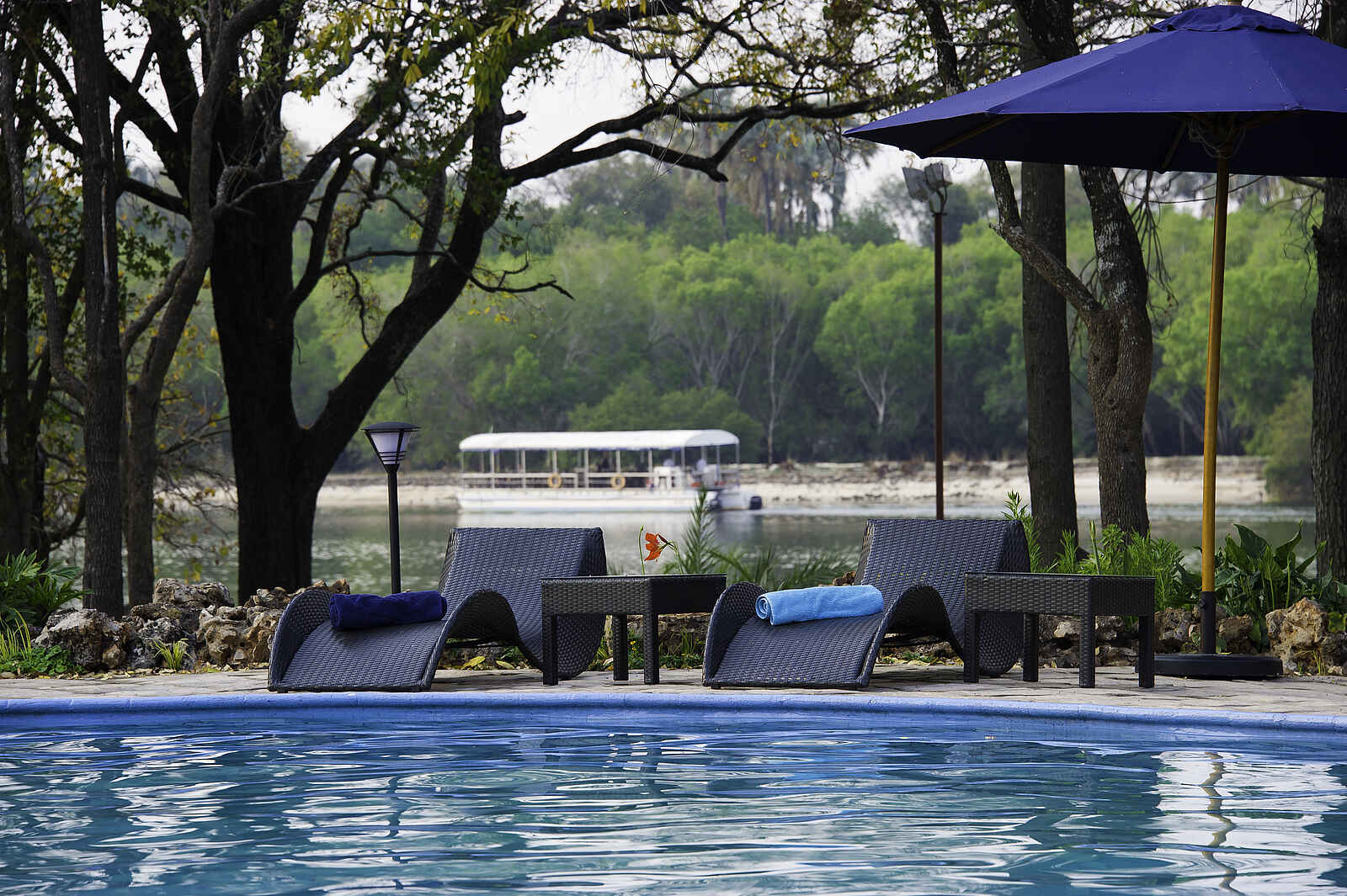 A'Zambezi River Lodge: Blick vom Pool zum Sambesi A'Zambezi River Lodge: Blick vom Pool zum Sambesi