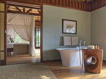 &Beyond Phinda Vlei Lodge: Badezimmer der Suiten &Beyond Phinda Vlei Lodge: Badezimmer der Suiten