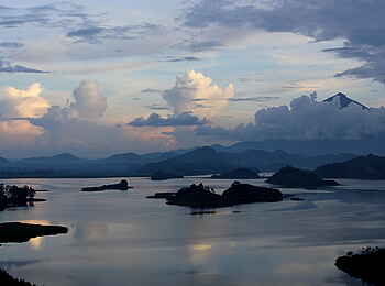 Chameleon Hills Lodge: Abendstimmung über dem See