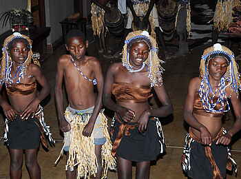 Divava Okavango Lodge and Spa: Tanzaufführung Divava Okavango Lodge and Spa: Tanzaufführung