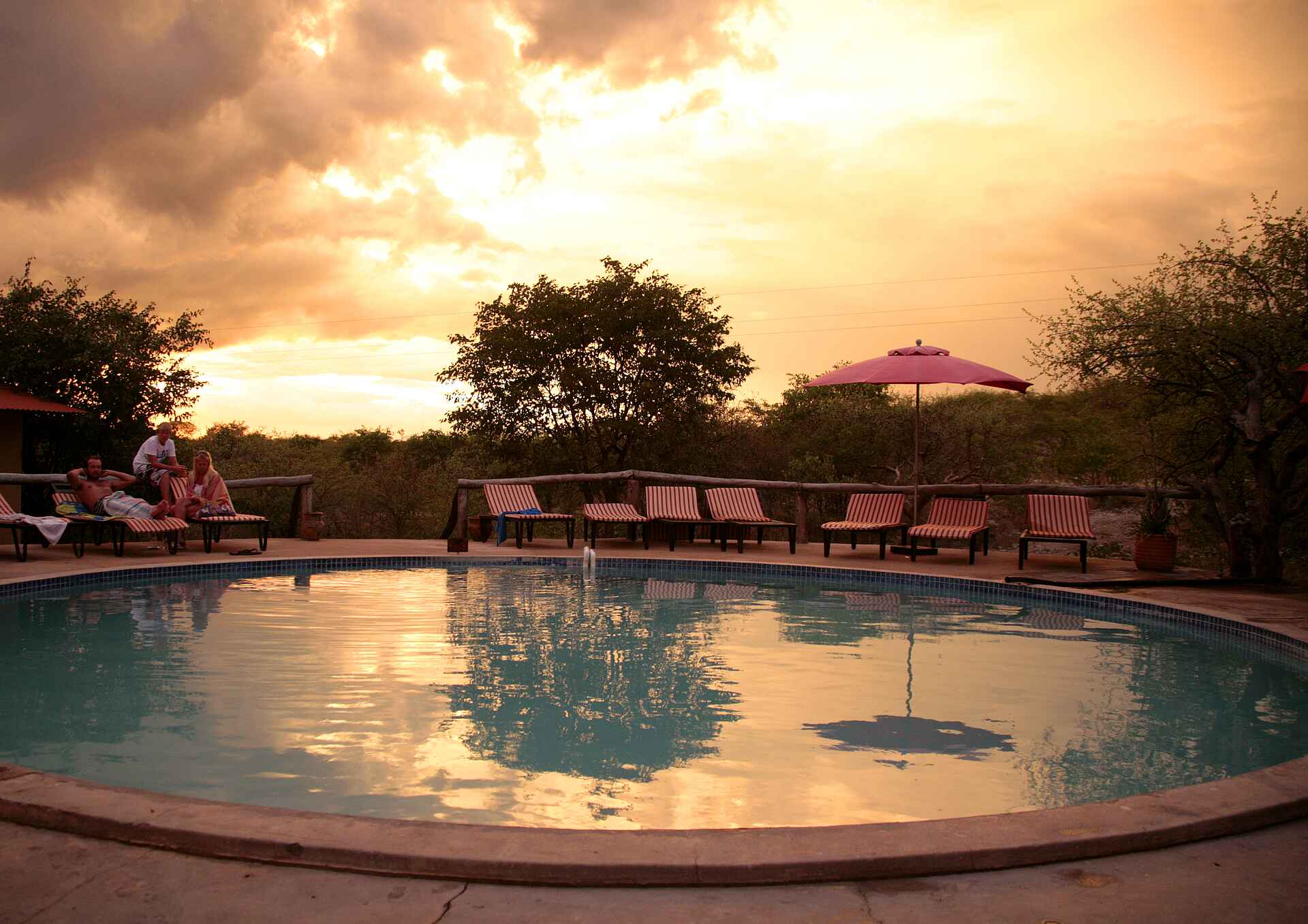 etosha nationalpark, etosha safari camp, gondwana collection, abendstimmung, pool, afrikarma, afrikarma safaris, afrikarma safaris - wildnis. hautnah., afrikarma.de