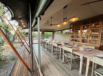 Karangoma Camp: Offener Restaurantbereich Karangoma Camp: Offener Restaurantbereich