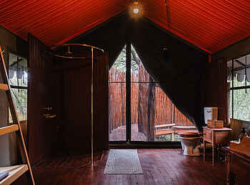 Mbamba: Die Dusche des Familienzelts Mbamba: Die Dusche des Familienzelts