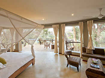 Mkulumadzi Lodge: Doppelbett und kleine Lounge