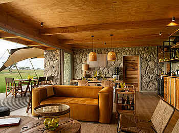 Namiri Plains Camp: Wohnbereich Exklusives Retreat Camp  Namiri Plains Camp: Wohnbereich Exklusives Retreat Camp