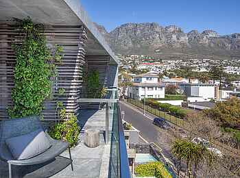POD Camps Bay Boutique Hotel: Blick über die Stadt vom Balkon