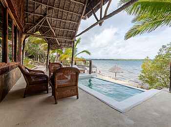 Pole Pole Bungalows: Privatpool mit Meerblick