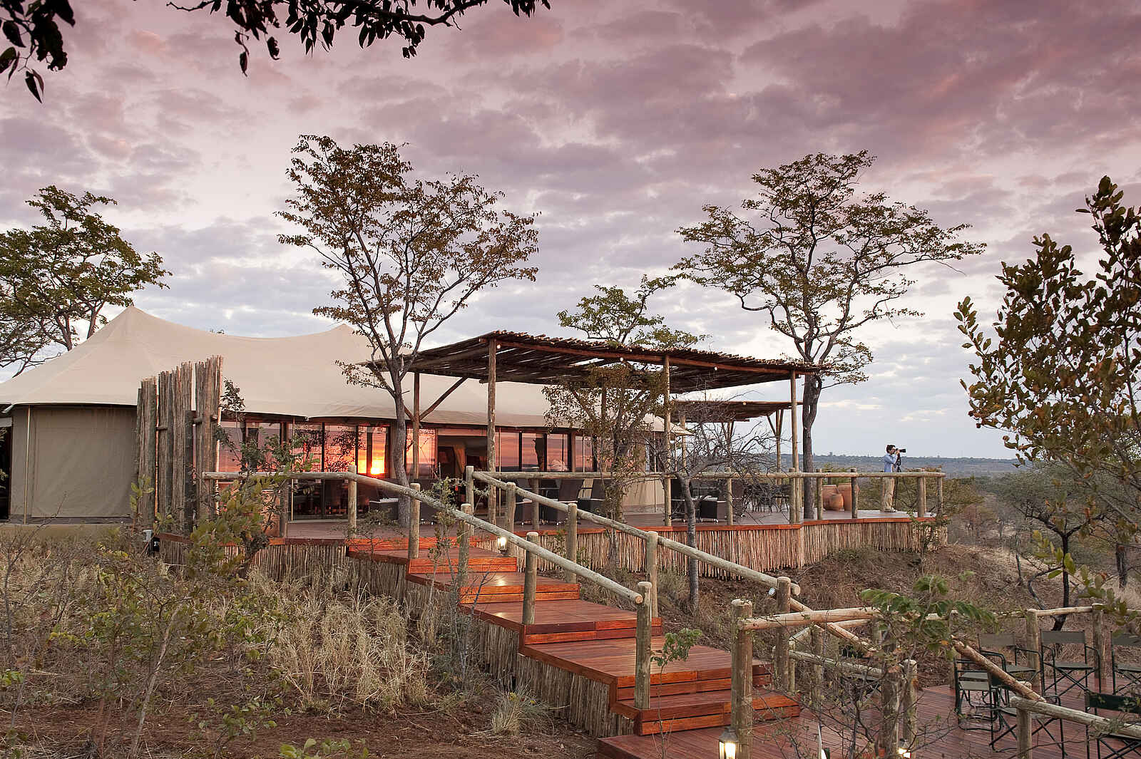 The Elephant Camp: Aufgang zum Hauptdeck The Elephant Camp: Aufgang zum Hauptdeck