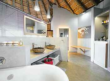 Thonga Beach Lodge: Offen gestaltetes Badezimmer Thonga Beach Lodge: Offen gestaltetes Badezimmer