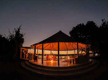 Three Rivers Camp: Speisebereich bei Nacht