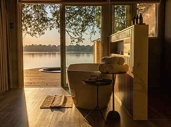 Victoria Falls Hippo Creek Villa: Eine Badewanne mit Blick auf den Zambezi