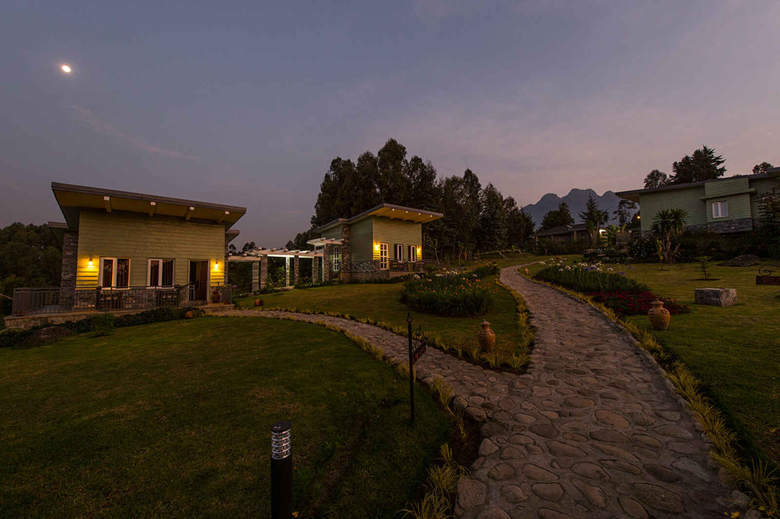 Amakoro Songa Lodge: Gästeunterkunft mit Vorgarten Amakoro Songa Lodge: Gästeunterkunft mit Vorgarten