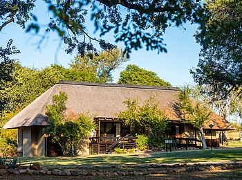 Inyati Game Lodge: Ein Gästechalet von Außen
