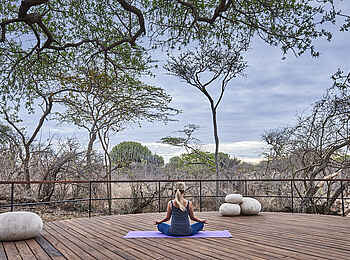 Legendary Mwiba Lodge: Yoga im Freien Legendary Mwiba Lodge: Yoga im Freien