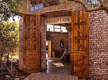 Taleni Etosha Village: Die Rezeption von außen Taleni Etosha Village: Die Rezeption von außen