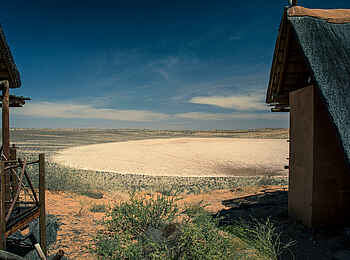 !Xaus Lodge: Blick auf die kreisrunde Pfanne !Xaus Lodge: Blick auf die kreisrunde Pfanne