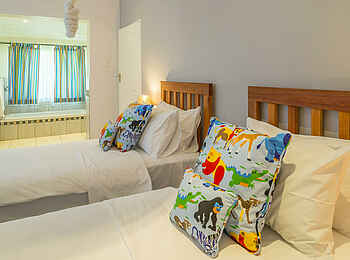 Batonka Guest Lodge: Garden View Family Room Twin Betten Batonka Guest Lodge: Garden View Family Room Twin Betten