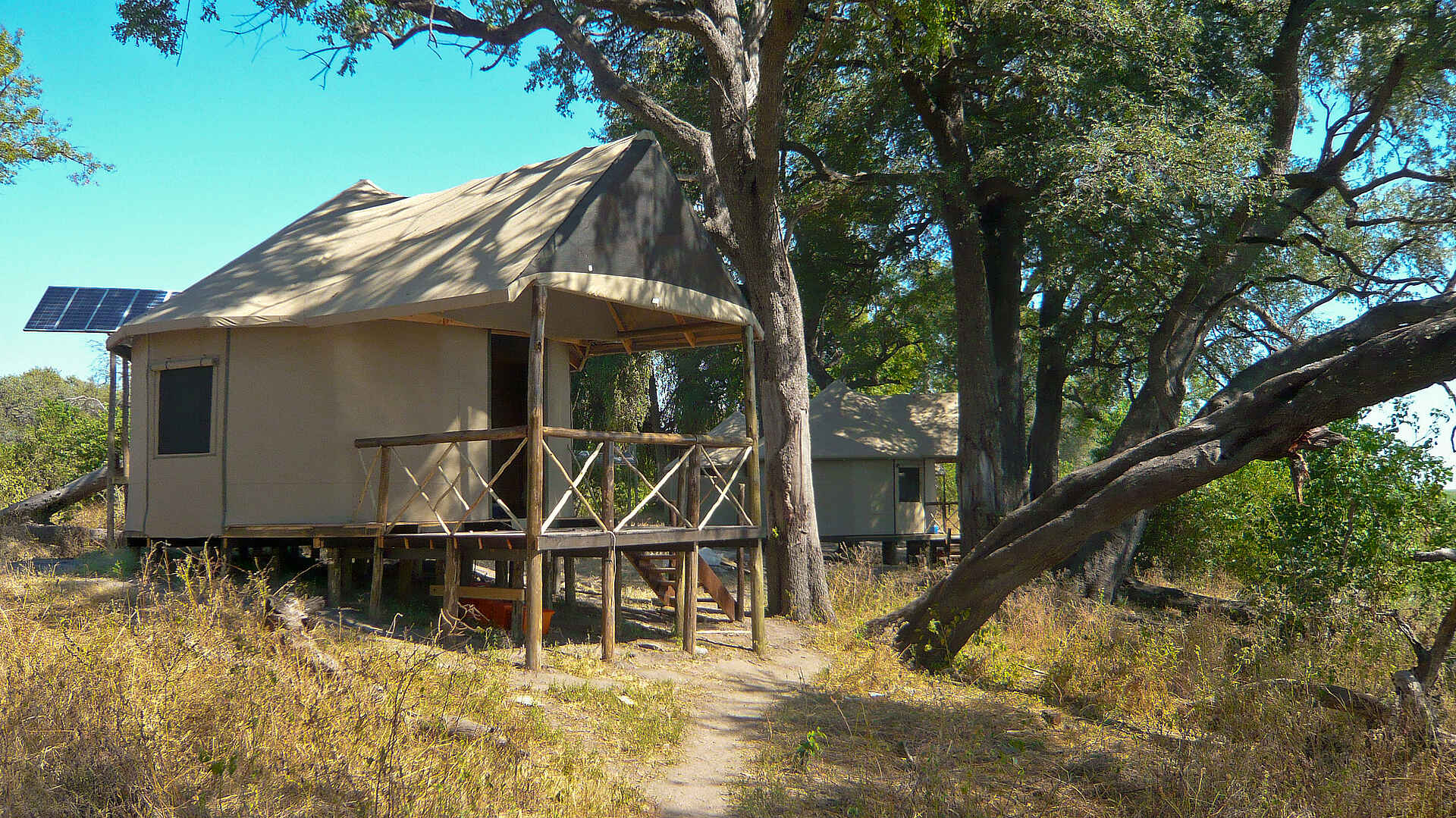 Camp Linyanti: Rondavel mit Veranda