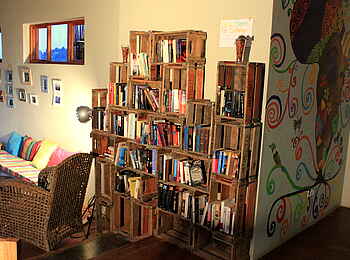 Chameleon Hills Lodge: Bibliothek im kreativen Eigenbau