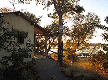Chobe Elephant Camp: Sonne an einem Gästechalet Chobe Elephant Camp: Sonne an einem Gästechalet