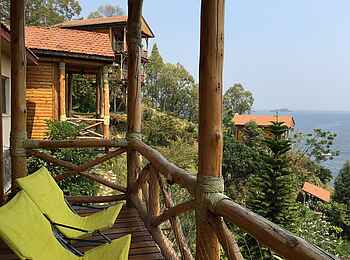 Cormoran Lodge: Blick von Balkon auf weitere Chalets