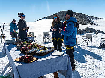 Echo Camp: Picknick in der Schnee Landschaft
