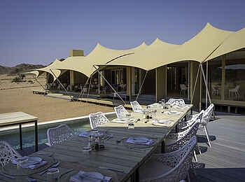 Hoanib Skeleton Coast Camp: Dinner an der großen Tafel Hoanib Skeleton Coast Camp: Dinner an der großen Tafel