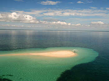 Ibo Island Lodge: Ultraleichtlfugzeug über Sandbank